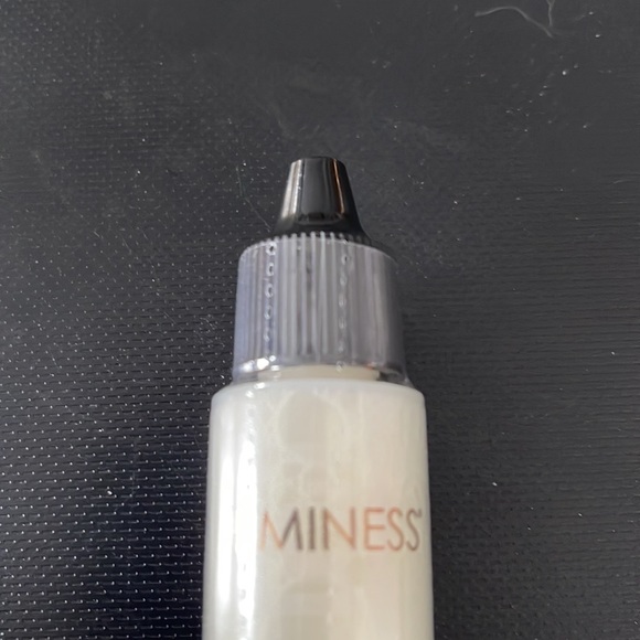 Luminous Airbrush Primer Moisturizer - Picture 2 of 3